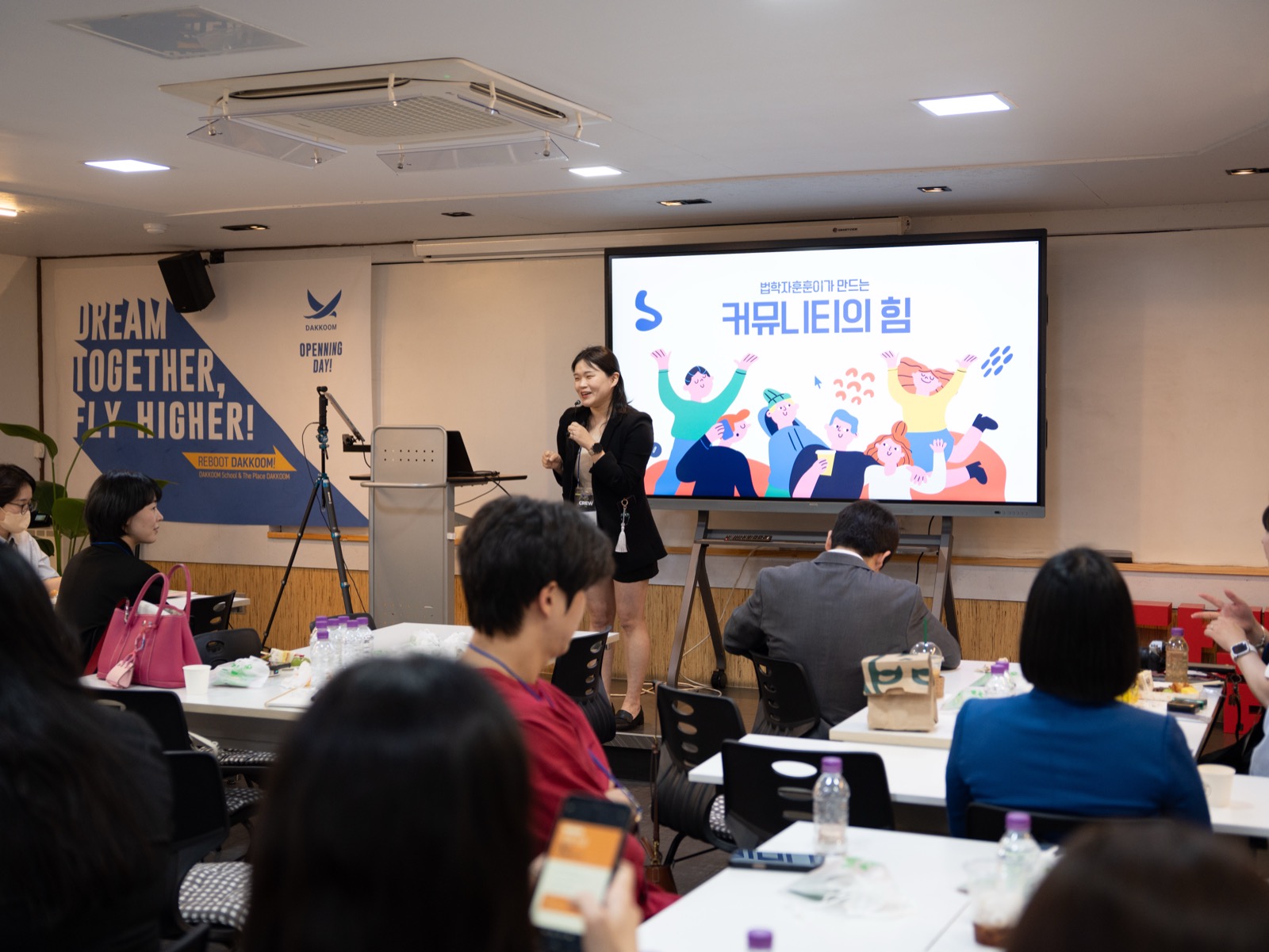채원님이 자기가 기획·운영한 무대에서 '커뮤니티의 힘'을 강의하는 장면