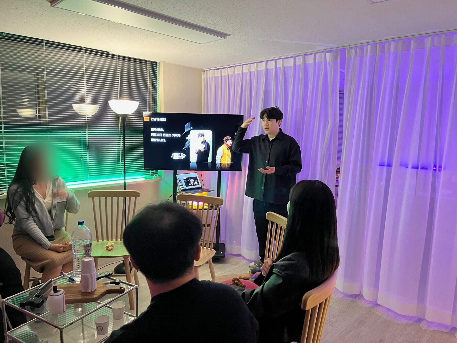 밤밤이 마피아 게임 참가자들 앞에서 규칙을 설명하는 실제 행사 사진