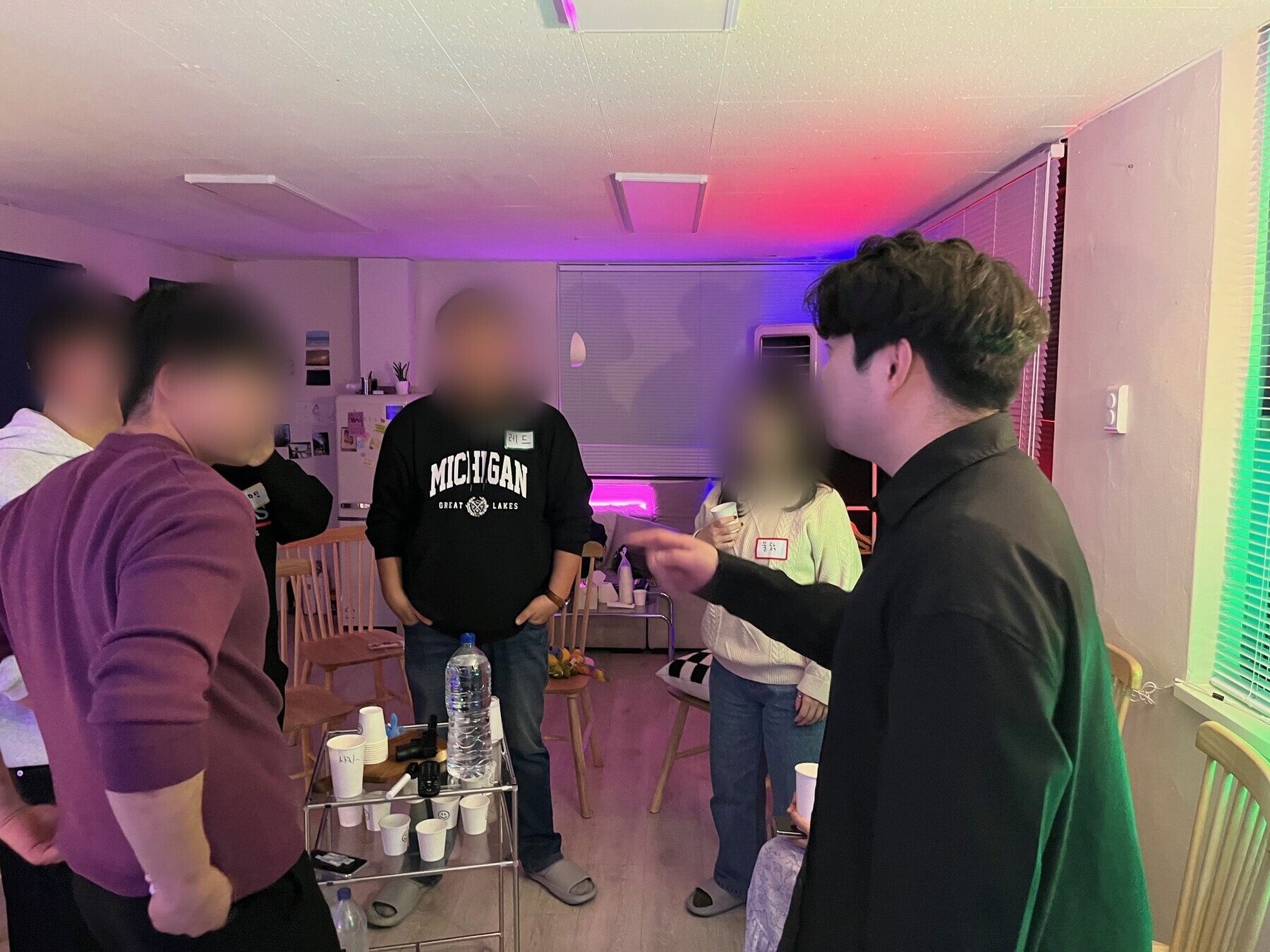 마피아 게임 참가자들이 서서 서로 대화하며 추리하는 실제 플레이 장면